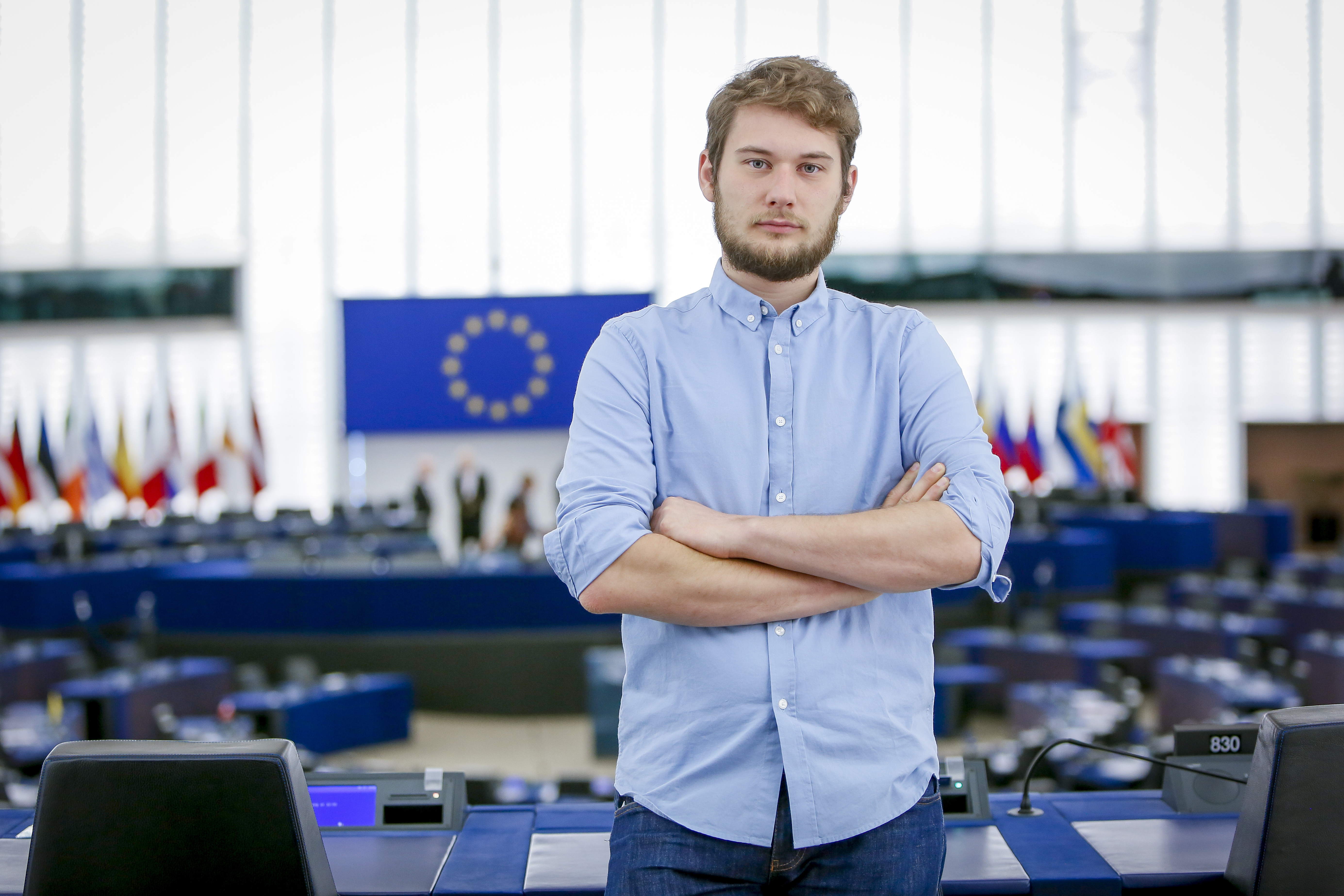 Niklas Nienaß steht im Plenum der European Union.