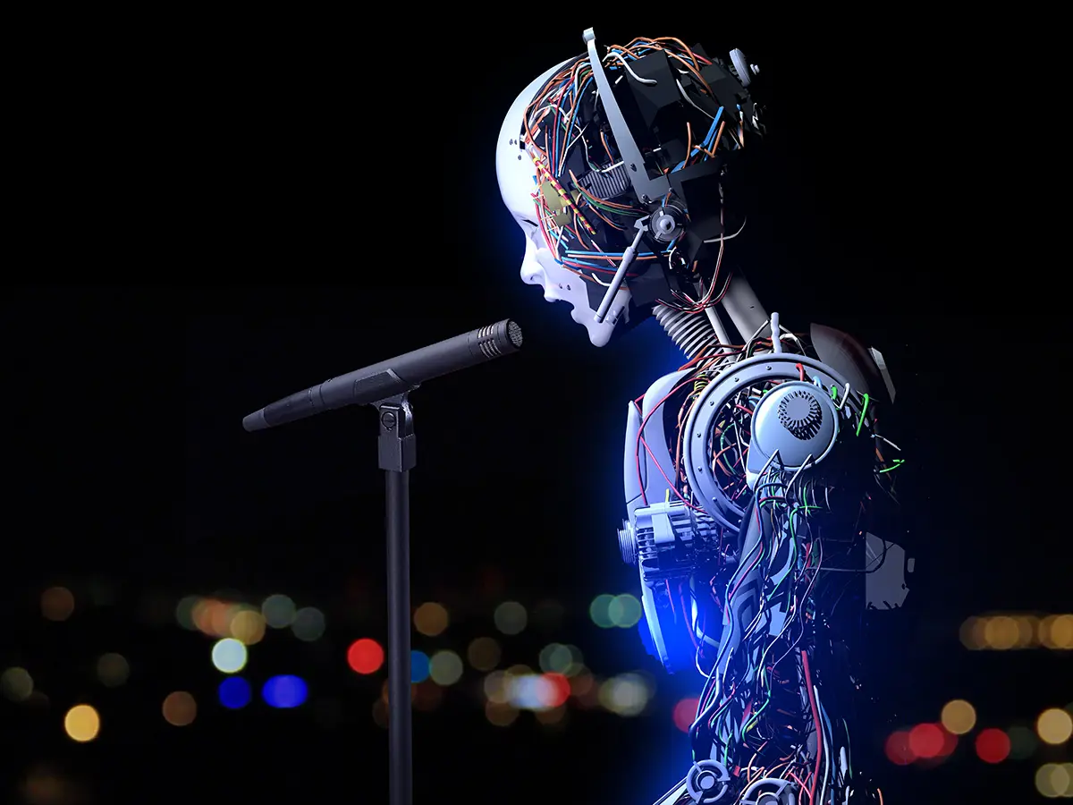 Ein humanoider Roboter mit sichtbaren Kabeln singt in ein Mikrofon vor unscharfen Lichtern.