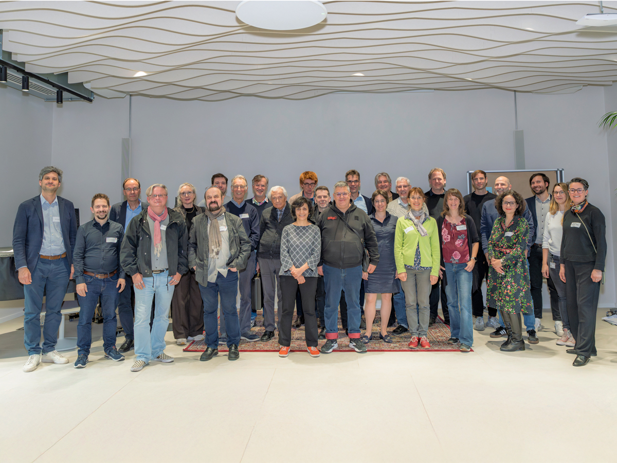 Musikschaffende bei Vortrag in großem Raum