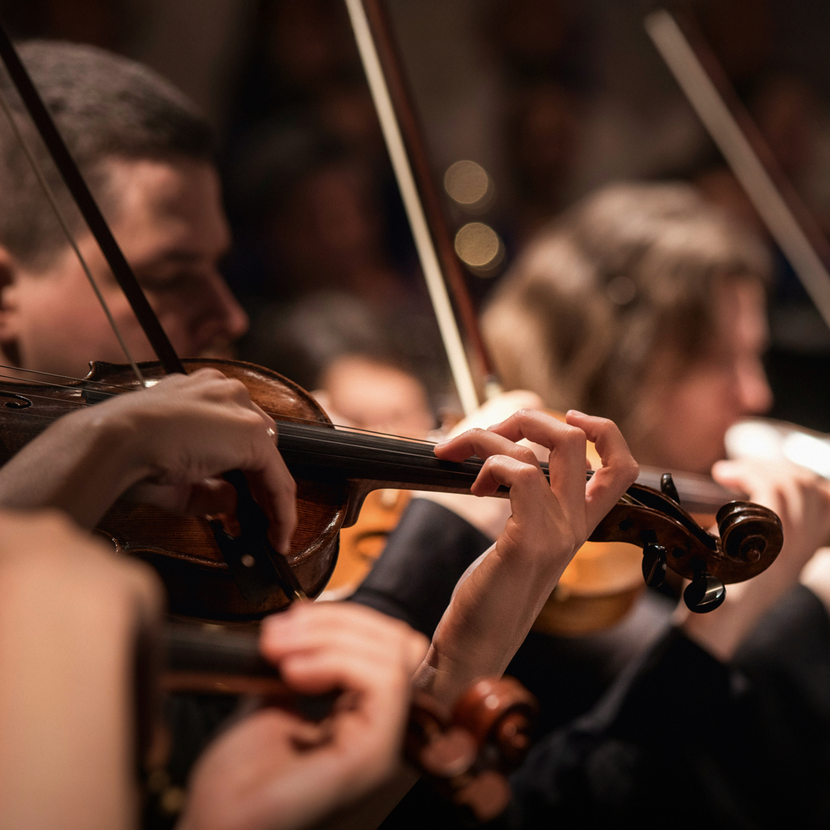 Personen die Geige spielen auf einer Bühne