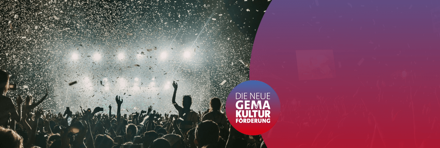 Personen bei Musikschaffenden Tätigkeiten auf der Bühne