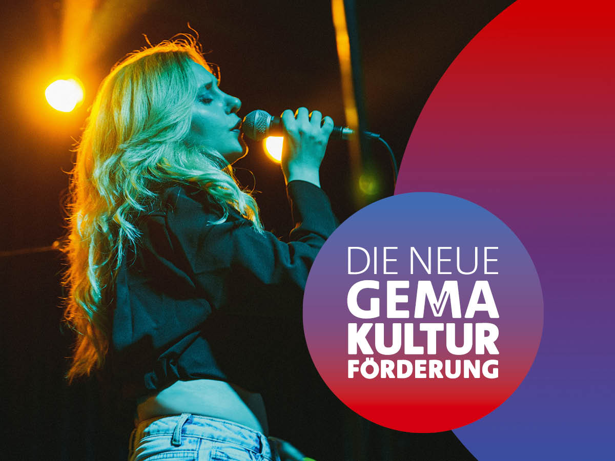 Personen bei Musikschaffenden Tätigkeiten auf der Bühne