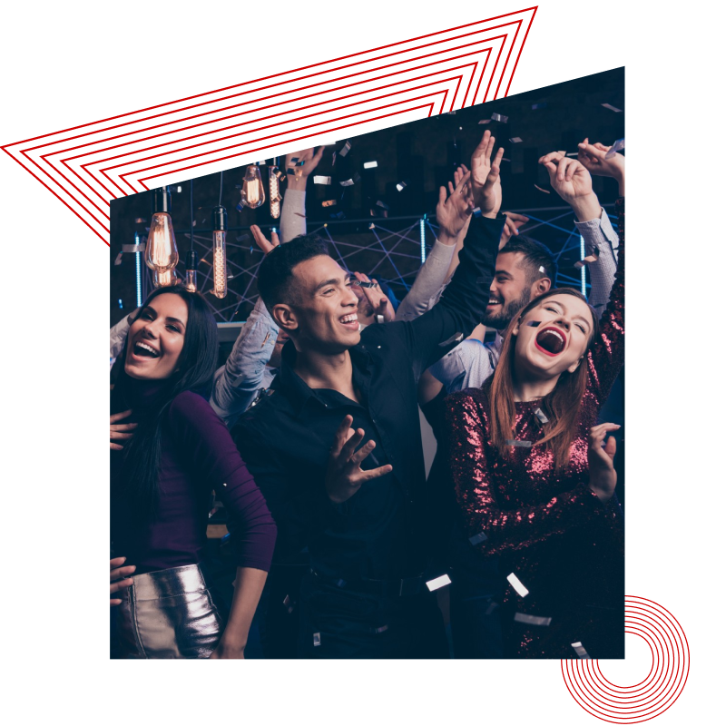 Gruppe von Menschen in Partyatmosphäre mit erhobenen Armen und Tanzbewegungen.