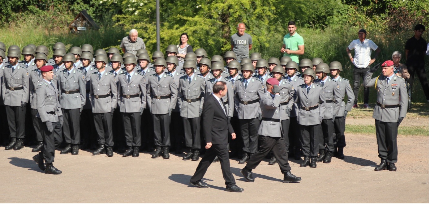 Eine Gruppe der Bundeswehr steht in Formation aufgestellt