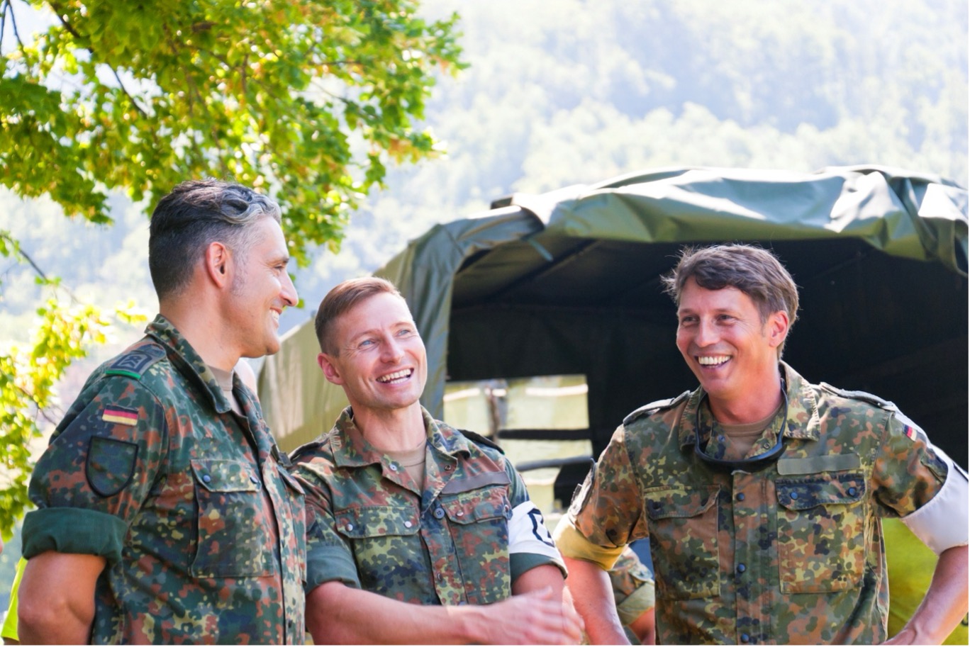 Drei Männer in Bundeswehr-Kleidung lachen
