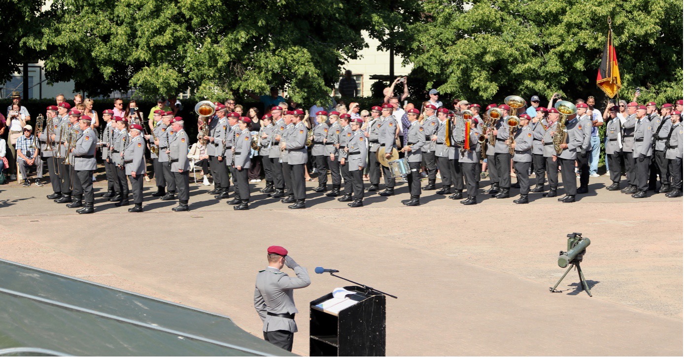 Ein Orchester der Bundeswehr spielt