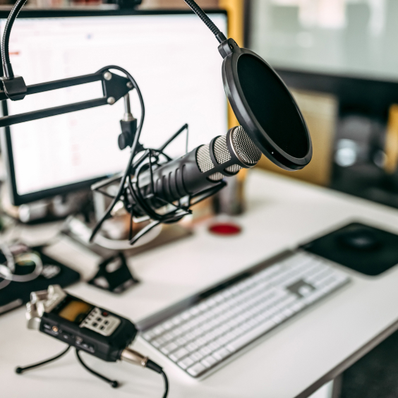 computer-mikrofon-radio-studio.jpg