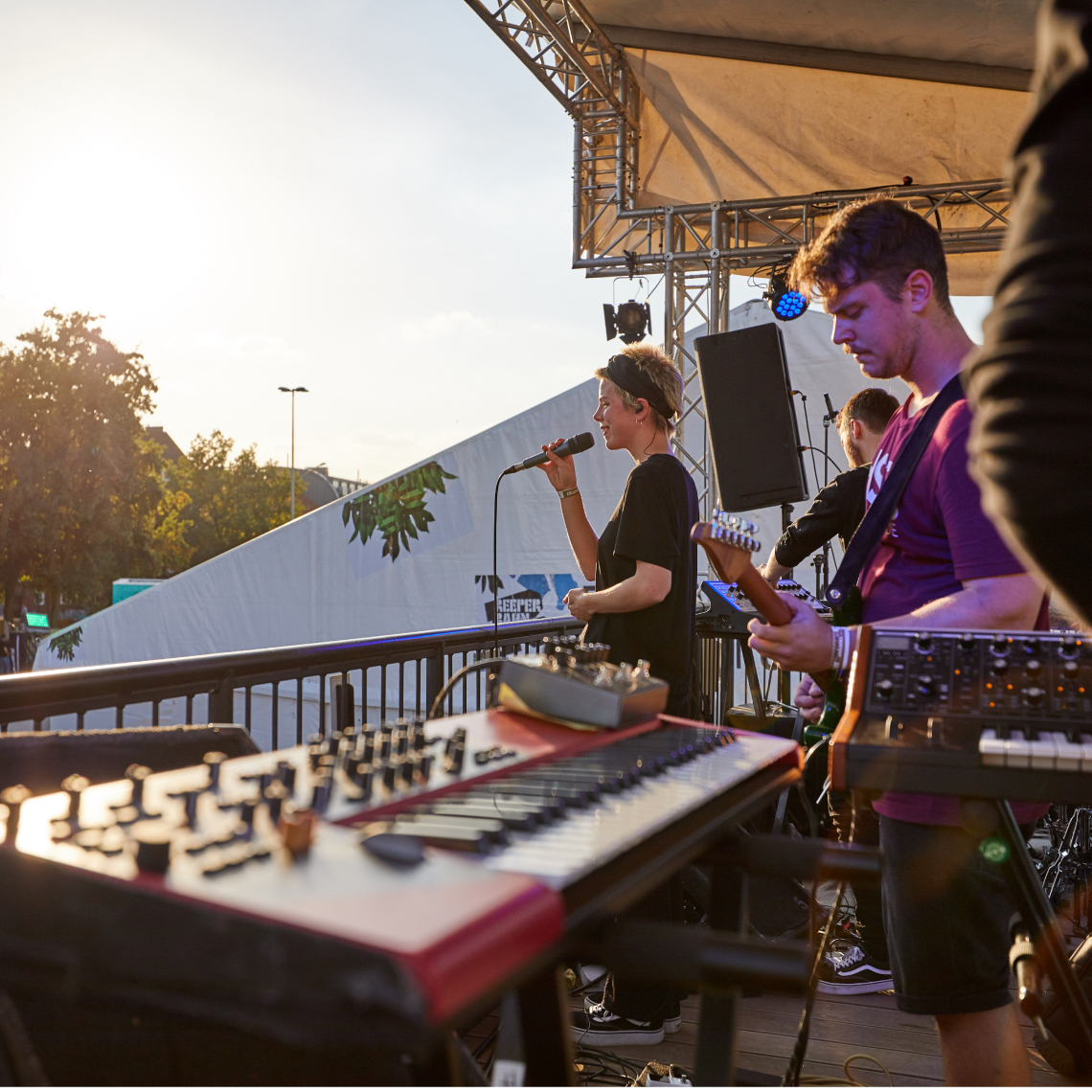 Band auf Bühne