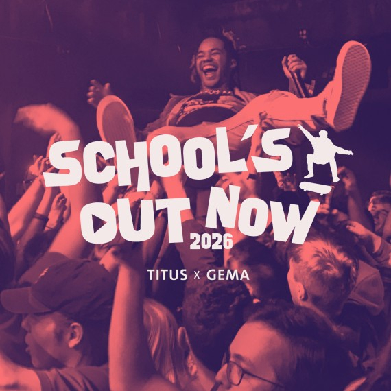 Person beim Stage Diving mit Logo Schools Out Now und TITUS