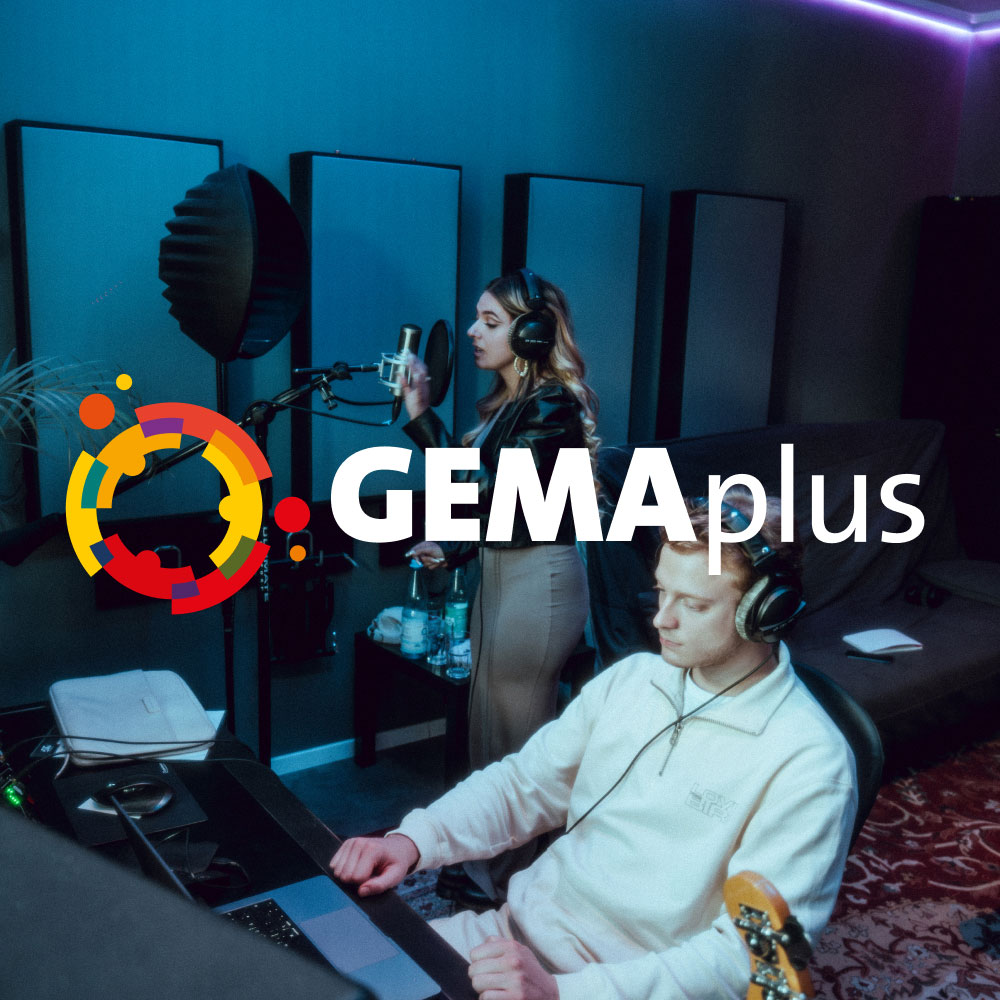 Eine Frau singt ins Mikrofon im Tonstudio, ein Mann mit Kopfhörern am Mischpult. GEMAplus-Logo im Vordergrund.