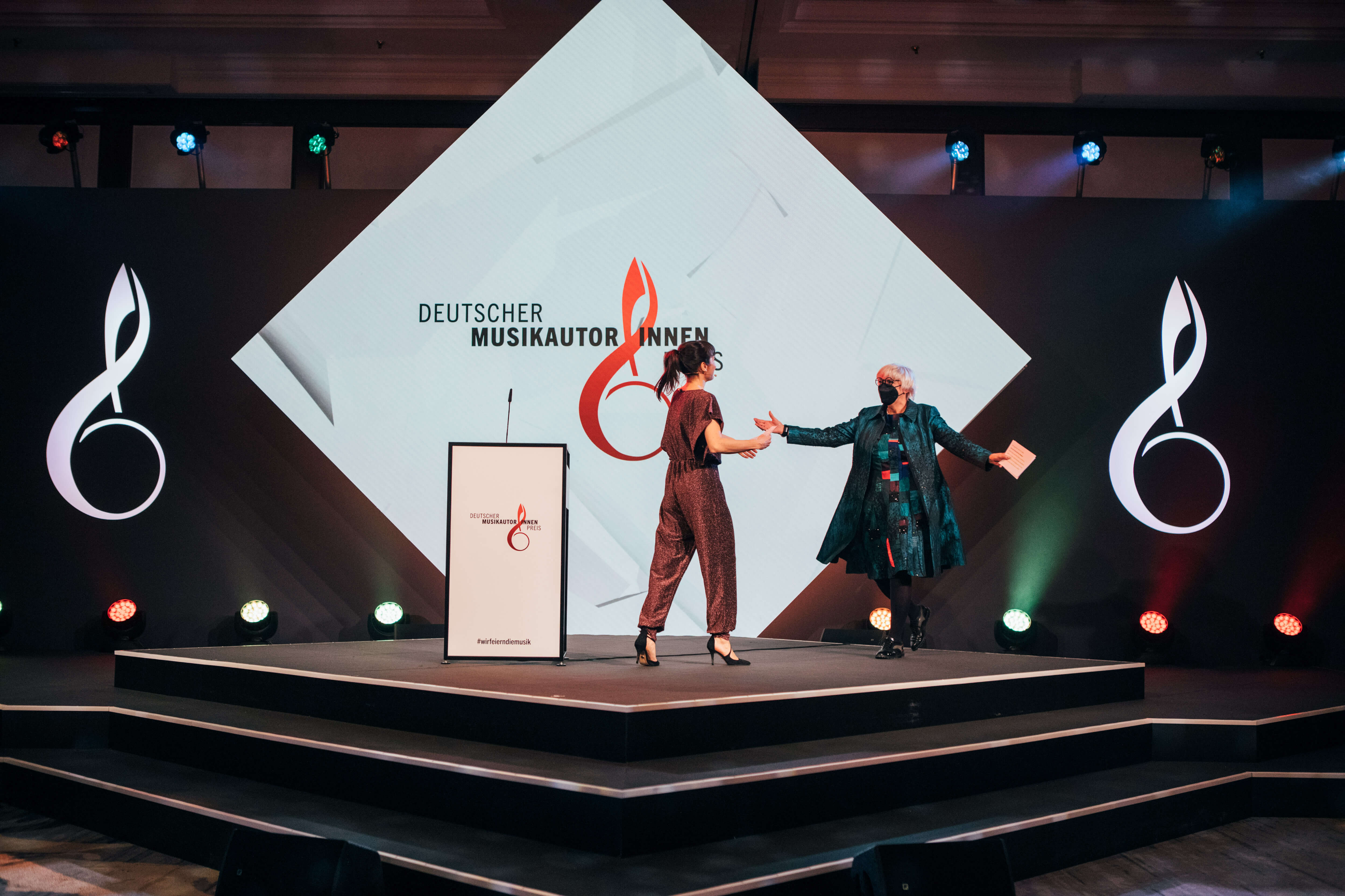 Moderatorin Nina Sonnenberg und Schirmfrau Claudia Roth c. Kevin Riedl