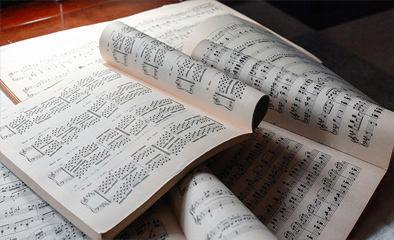 Mehrere Musiknotenhefte übereinander