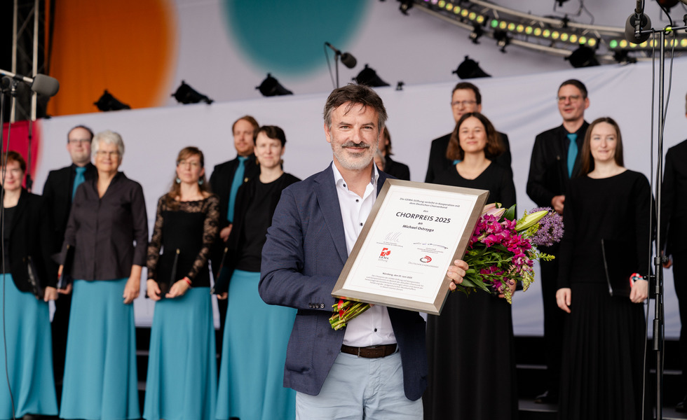 Michael Ostrzyga hält den Preis in die Kamera.