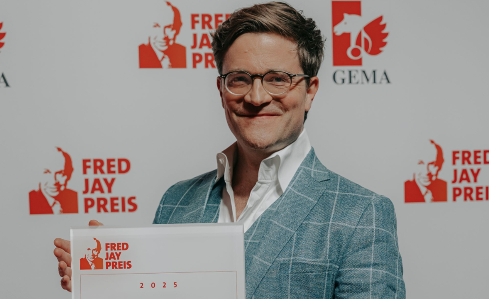 Bodo Wartke lächelt in die Kamera.