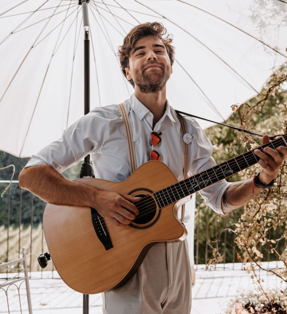 Musiker Eduard Wagner mit Gitarre