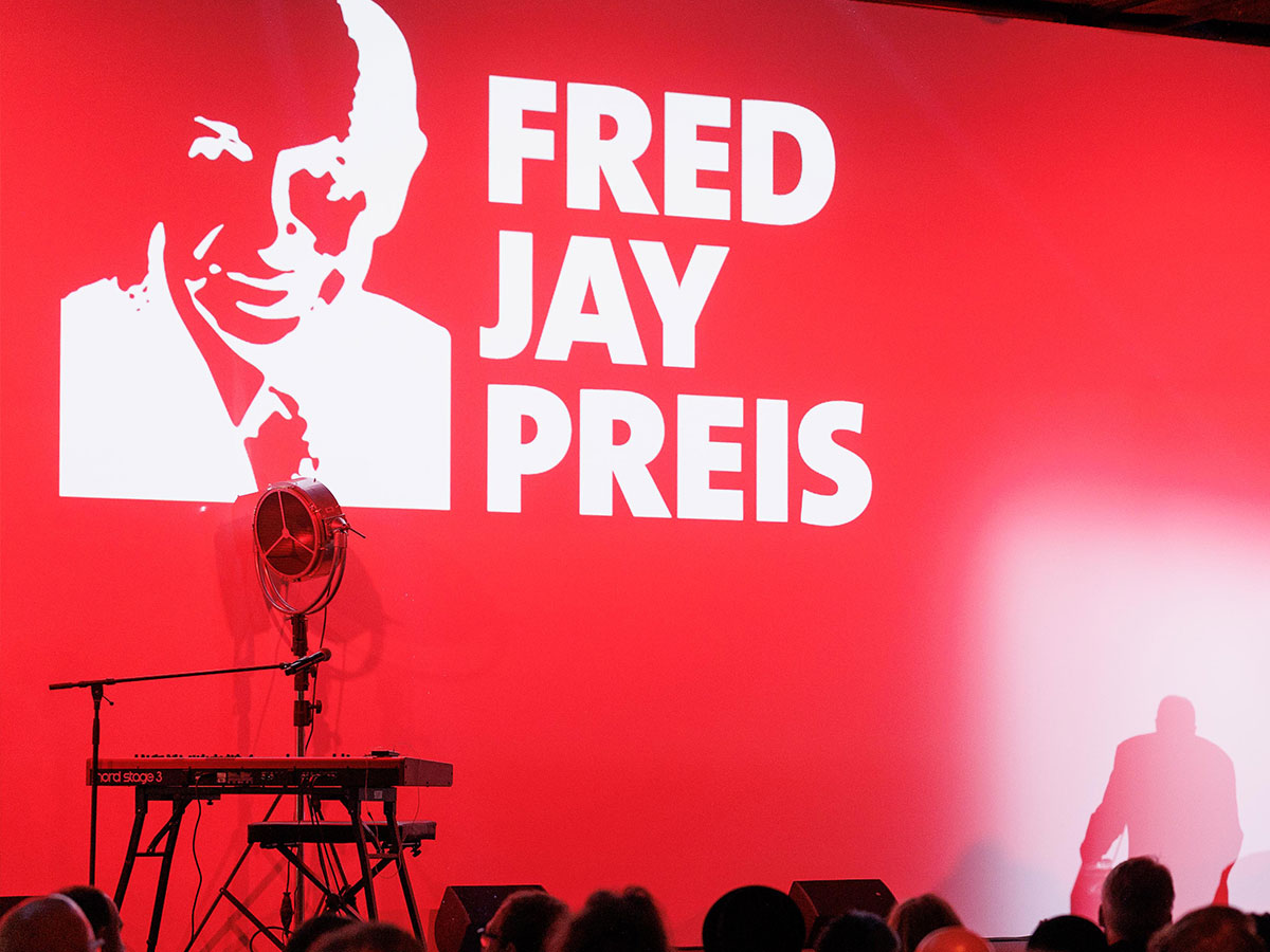 Bühne mit Logo des Fred Jay Preises