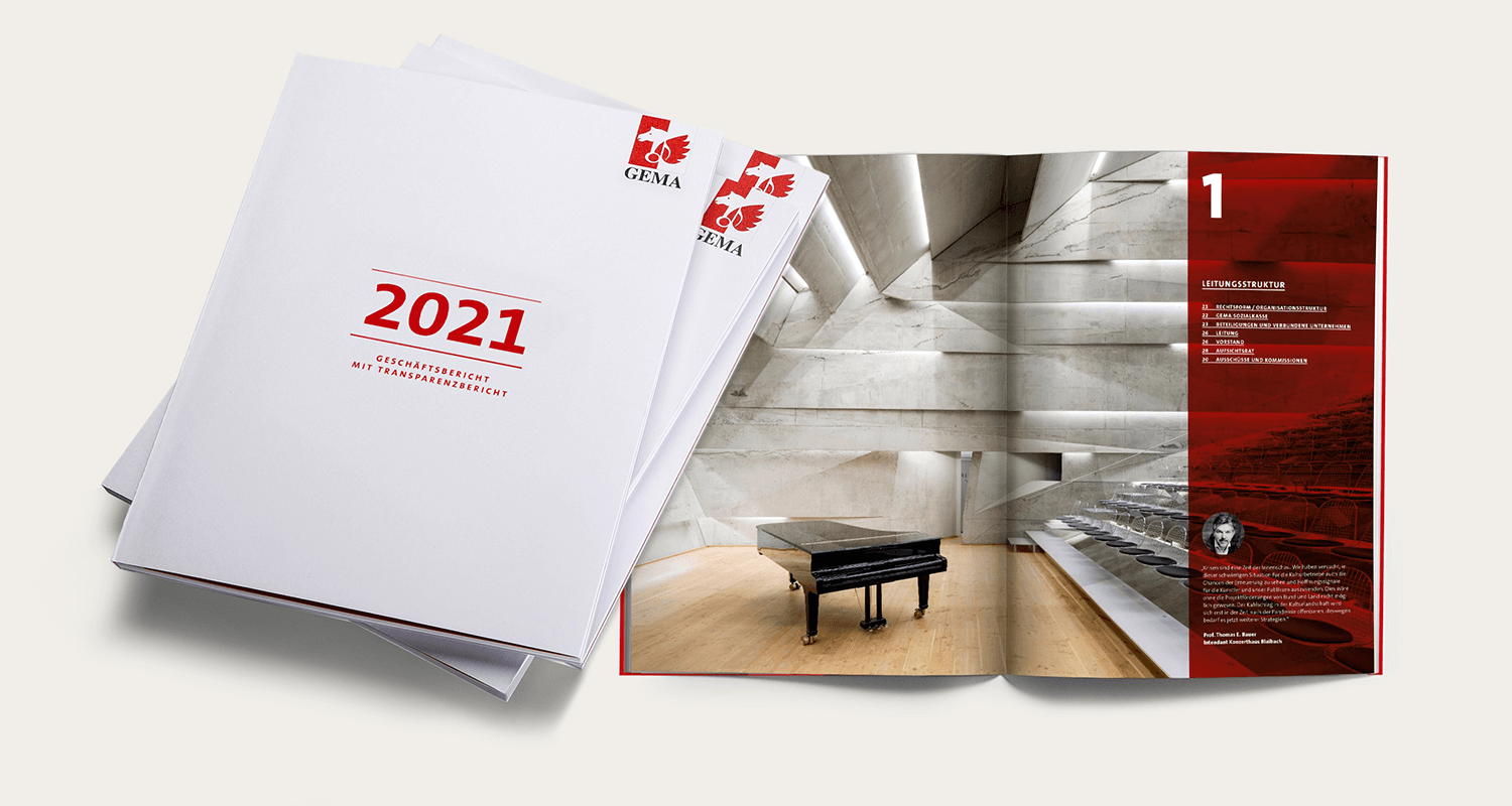 Aufgeschlagener Geschäftsbericht 2021, darin ein Bild von einem Flügel im leeren Konzertsaal