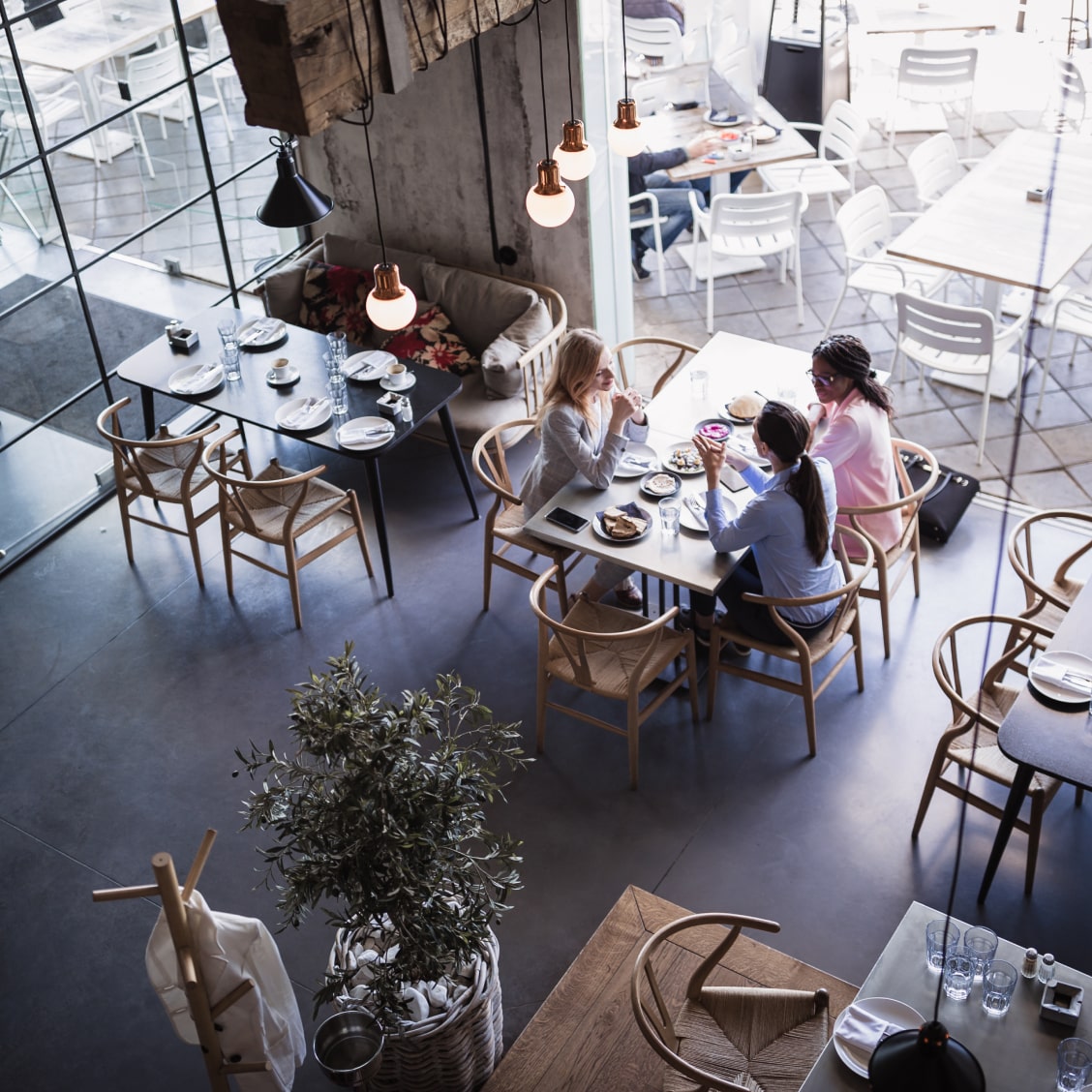 Restaurant von innen mit Menschen an Tisch sitzend