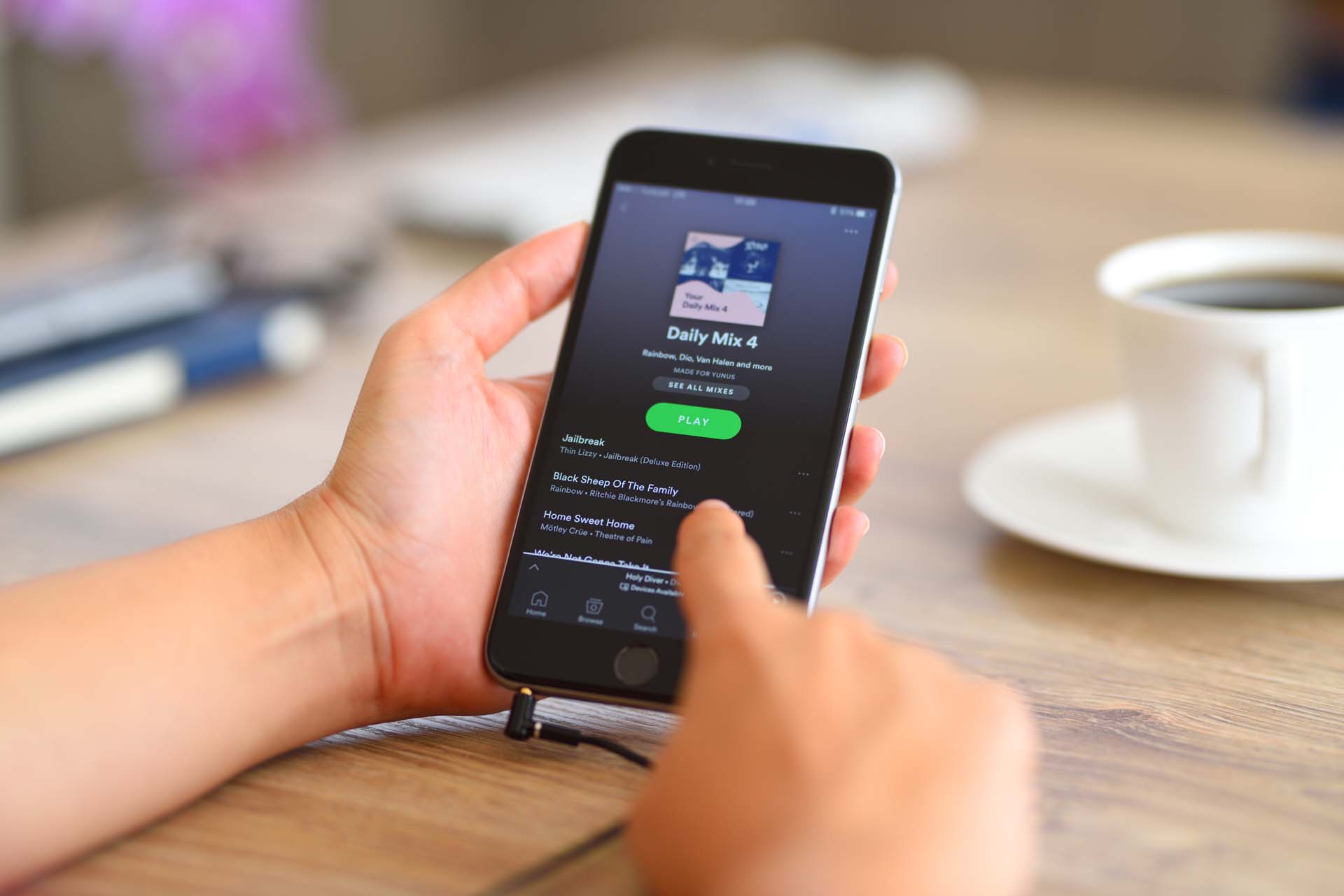 Spotify auf einem Handy wird bedient