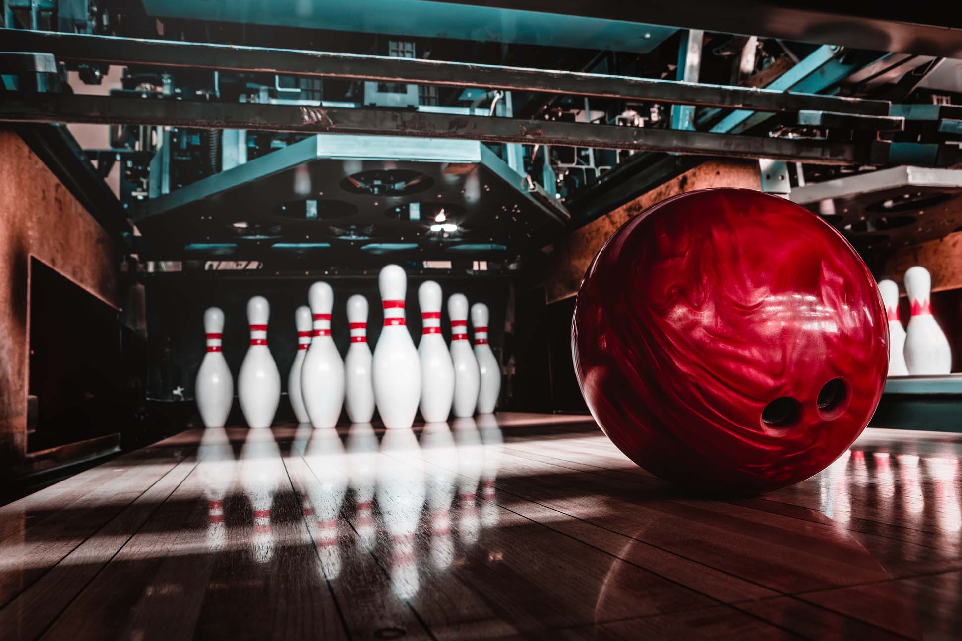 Bowling Ball und Pins
