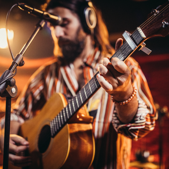 Mann mit Gitarre