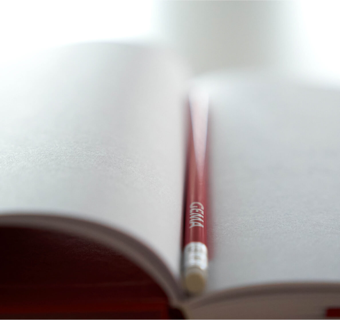 Ein roter GEMA Stift liegt in einem aufgeschlagenen Buch