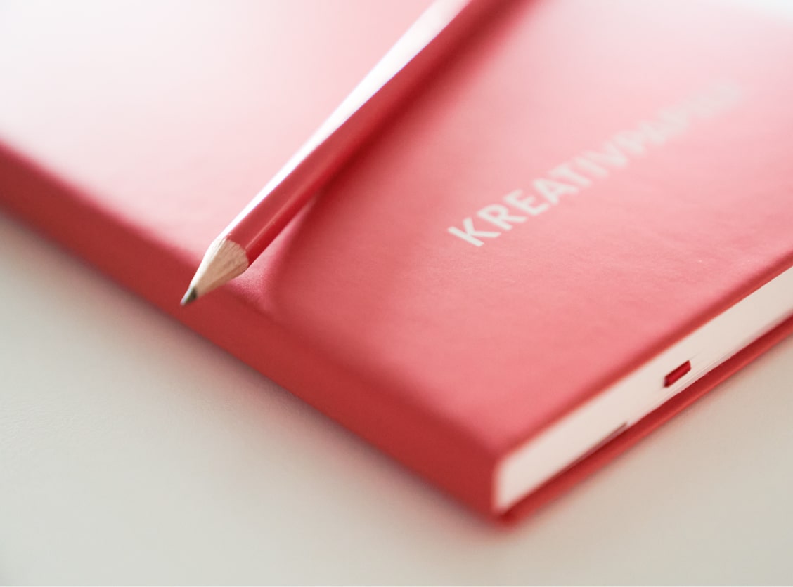 Roter GEMA Kalender mit einem roten Stift drauf