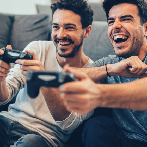Zwei Männer spielen Videospiele.