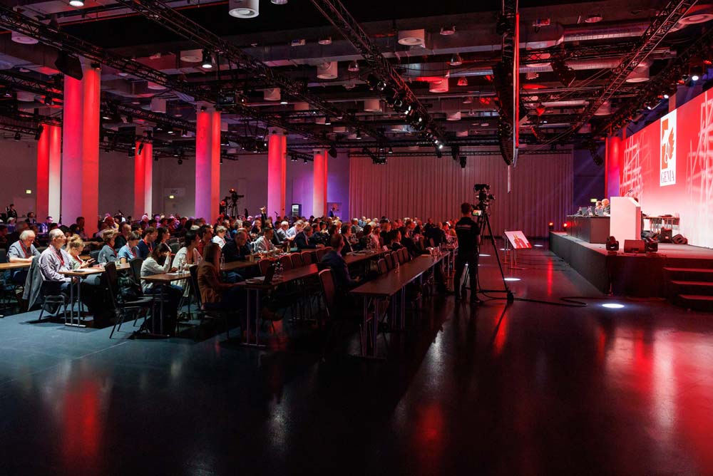 Audience at General Assembly 2022Publikum und Bühne bei Versammlung