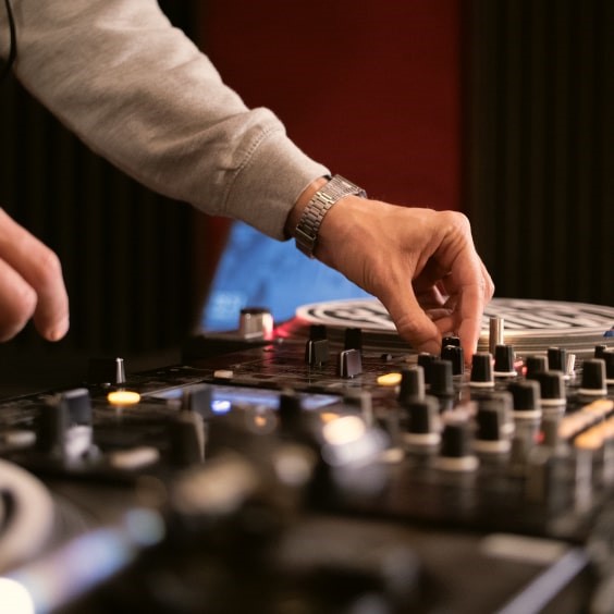 DJ legt Musik auf